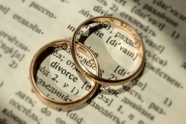 Image of rings removed before divorce mediation Brighton & Hove